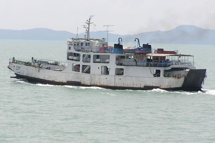 As we head to the mainland from Koh Samui another ferry passes on the way back.