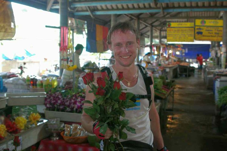Bjarne picks up some roses at the Lamai market.