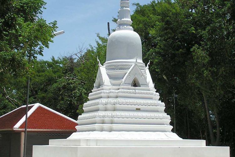 Here is the white Khao Chedi up close.