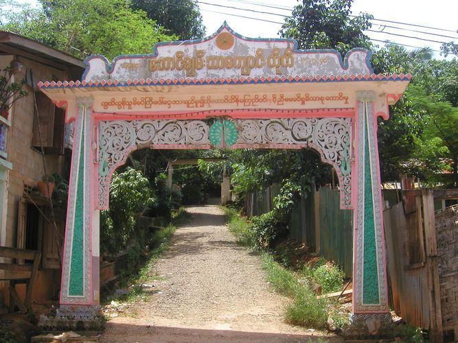 Kaw Thuong Pagoda entrance.