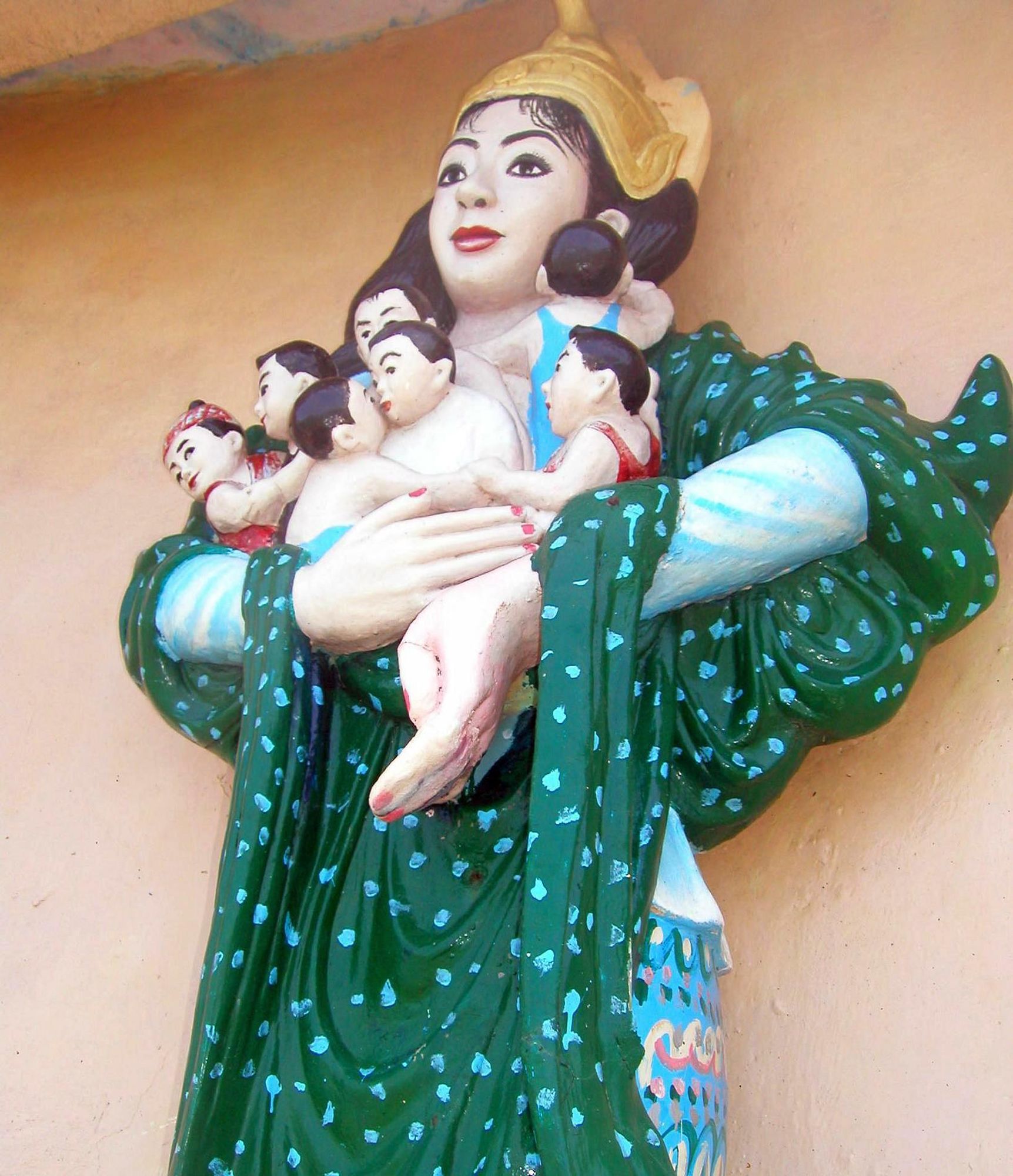 Kaw Thuong Statue Garden mother with babies.