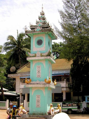 Kaw Thuong turquoise pagoda.