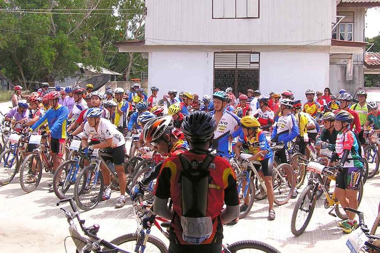 MTB riders ready to start the Koh Pha Ngan Race.