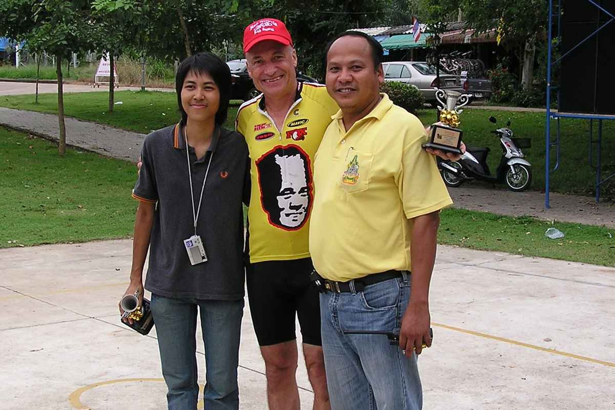 Mike poses with two of the organizers of the 2006 Kiansa MTB race just before the TRJS2oR