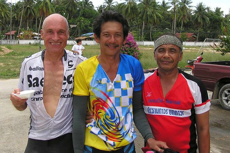 Mike poses with winner of the Kho Pha Ngan Race.