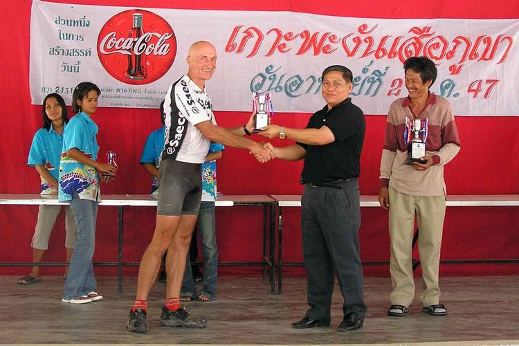 Mike receives trophy at the Koh Pha Ngan MTB Race.