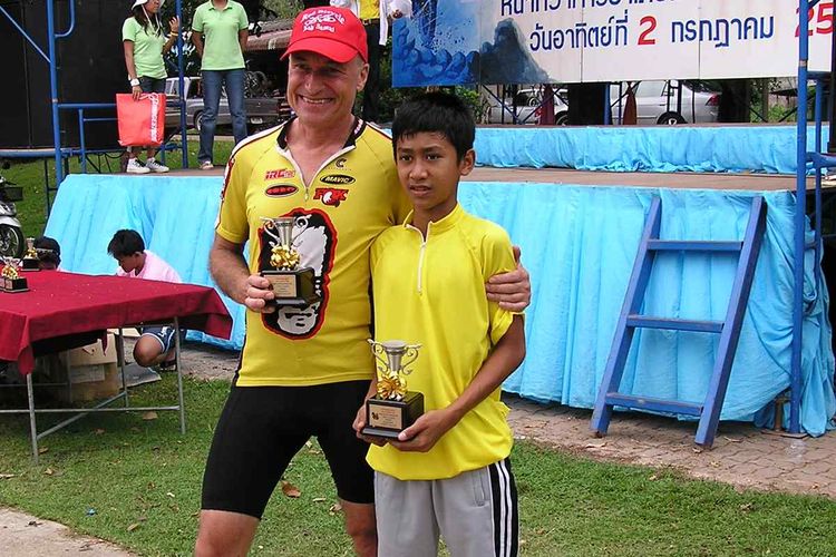 Mike the oldest trophy winner poses with the youngest trophy winner at the Kiansa o8PcLqC