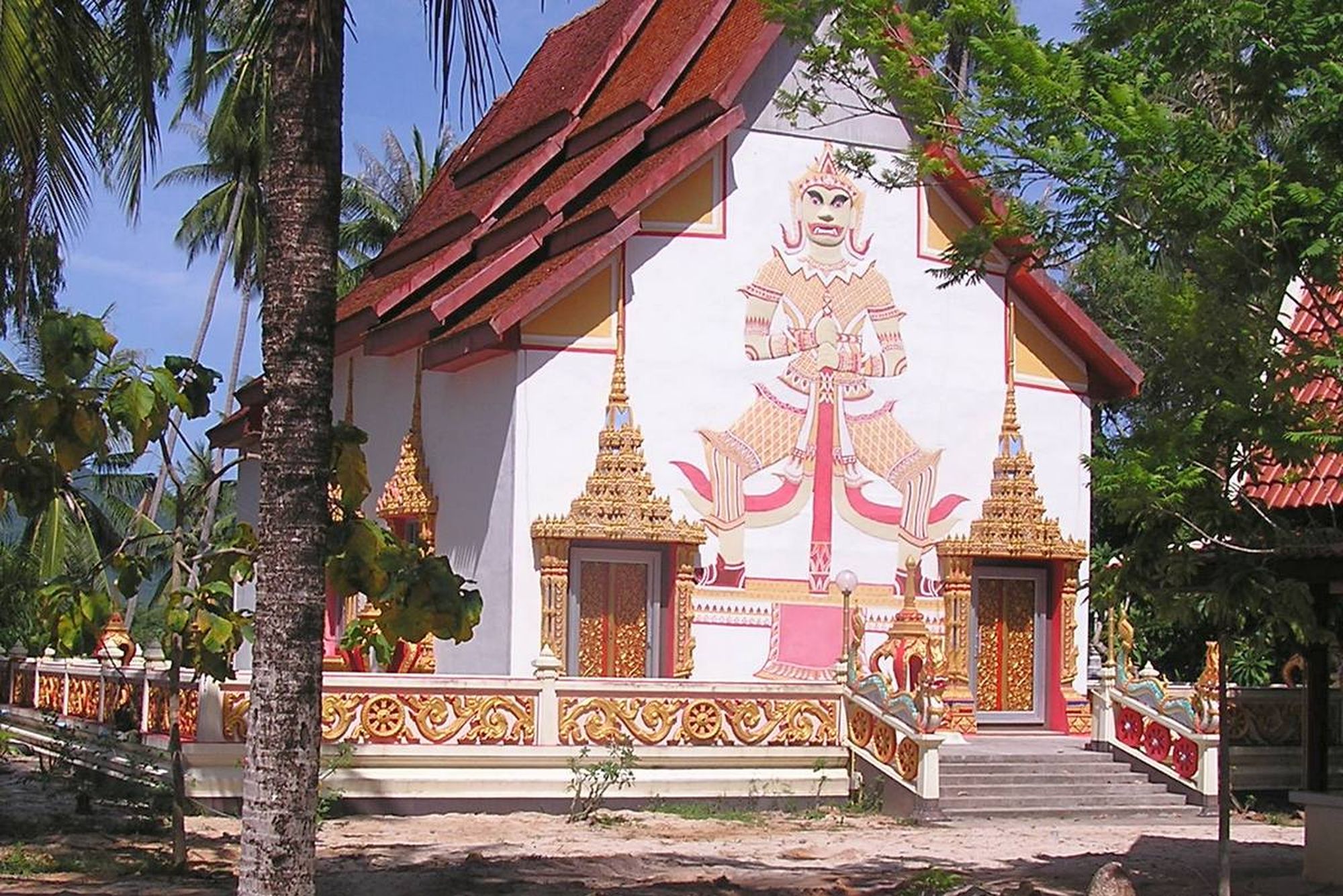 Near the Raja ferry to Don Sak is the Wat Nara Charoen Suk temple.