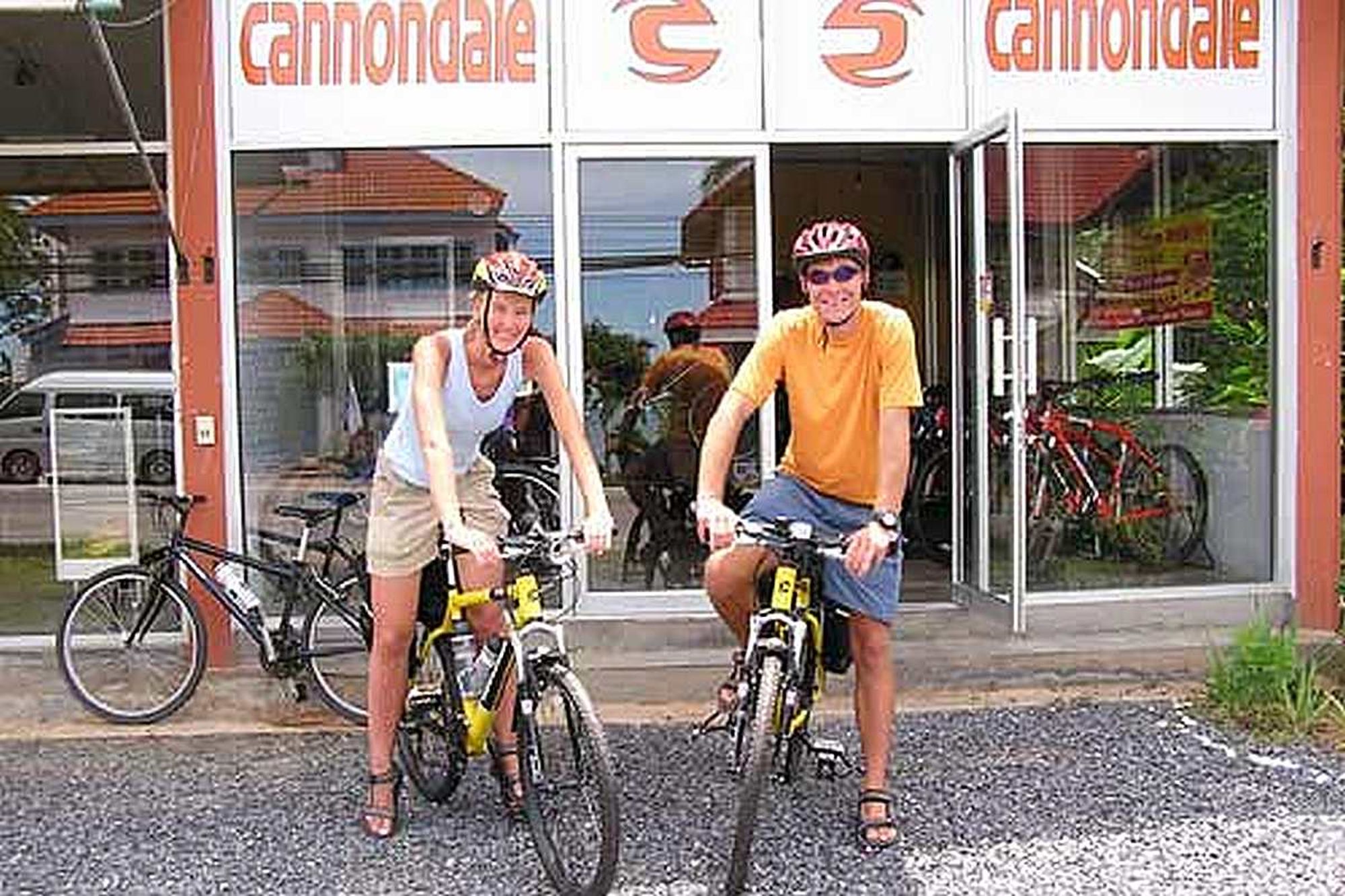 On a whim this couple bought two yellow Cannondale Bicycles from us and rode down q9tA3fR