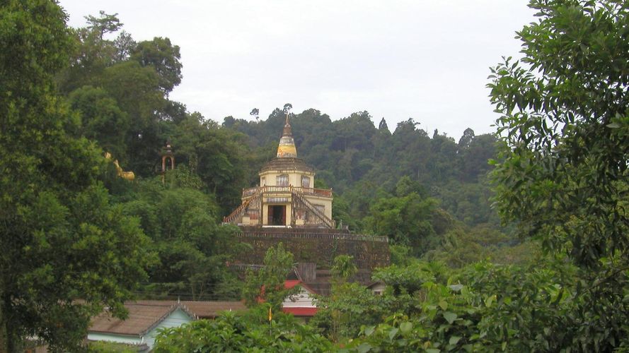 Wat Tapoparam Pagoda with big Buddha on left.