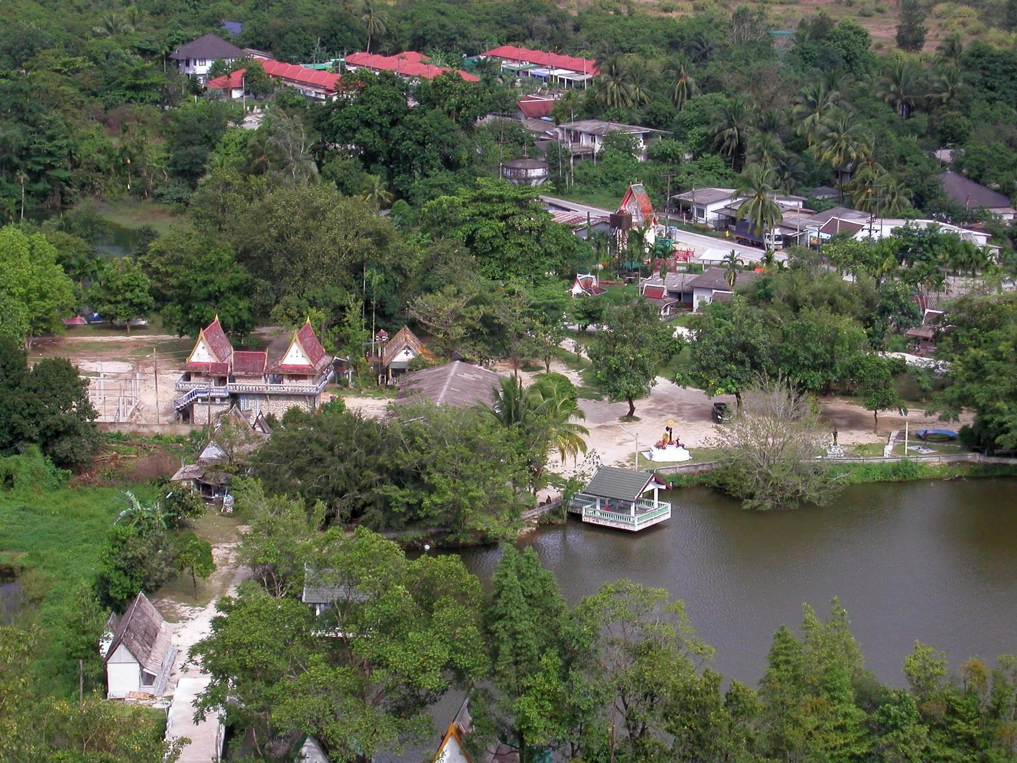 Wat Thung Ngao lake from top of stairs.