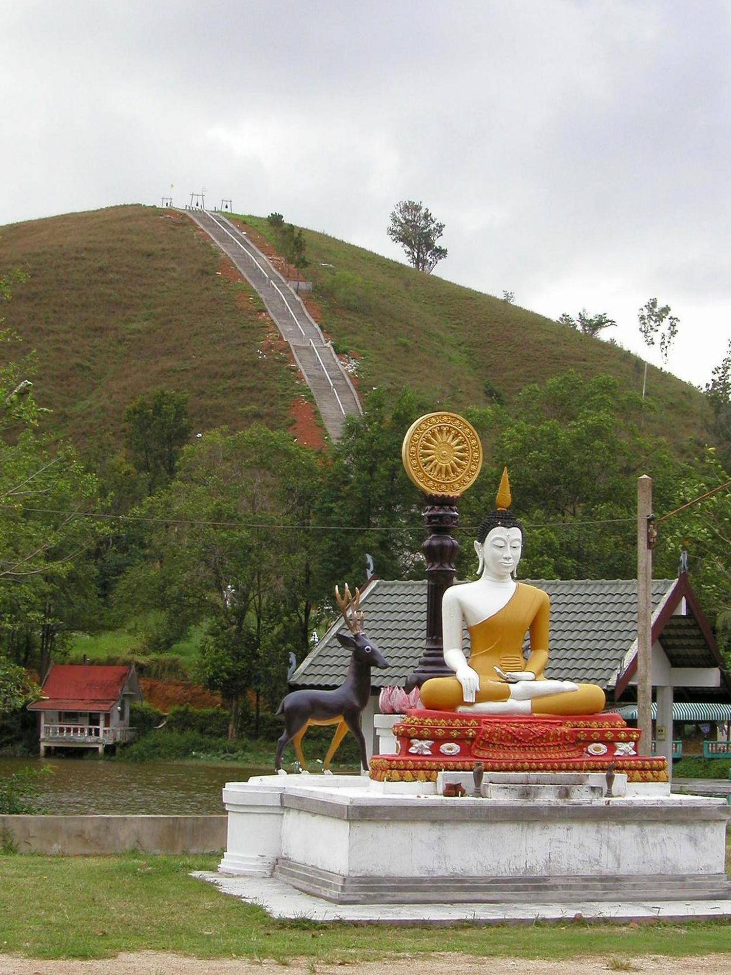 Wat Thung Ngao statue with steps in the background.