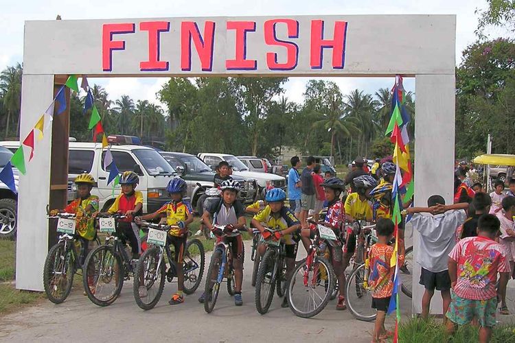 Youngest riders start at the Koh Pha Ngan MTB race.